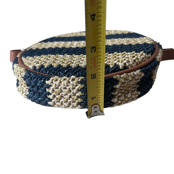Thirty One Jewell Round Canteen Style Crossbody Purse Tan Navy Striped Straw NWT - Picture 6 of 16